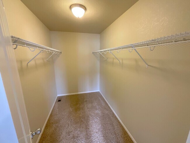 Building Photo - 3 Bedroom Townhome Available Near Hancock ...