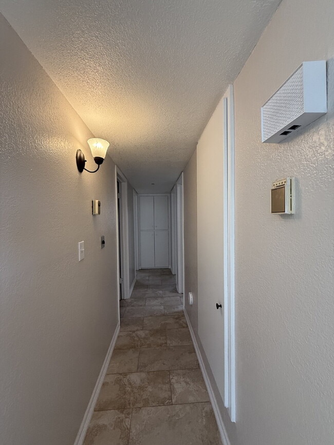 Building Photo - 955 Versailles Dr