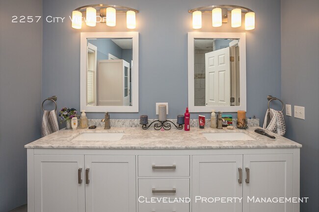 Building Photo - Stylish Tremont Townhome!