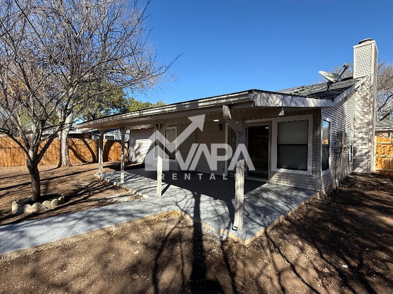 Building Photo - 1211 Tinson