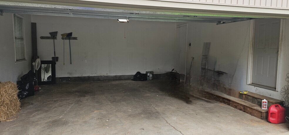 Double car garage - 901 Hurst Dr