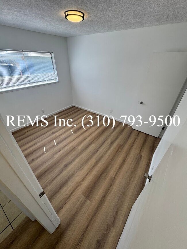 Building Photo - Refurbished Unit with a 1 Car Garage and L...