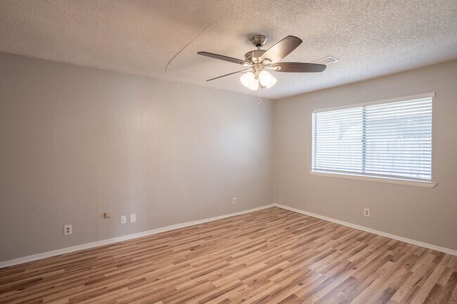 Building Photo - Stunning remodeled 2 Bedroom home in great area!