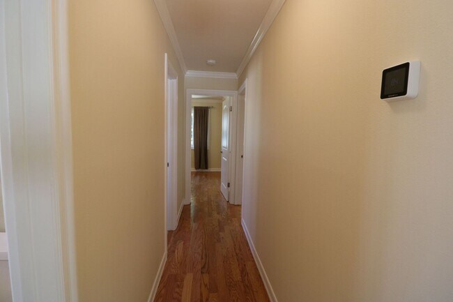 Building Photo - Charming home in West Hills adjacent neighborhood!