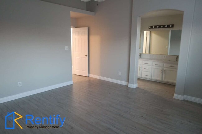 Building Photo - Updated! 4BD/2BA Home in SW Bakersfield