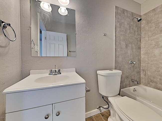 Building Photo - Modern Comfort in Mesa – 2-Bedroom with Ya...