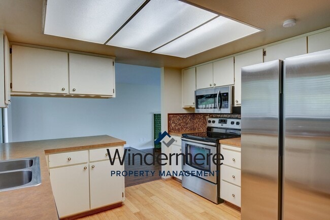 Building Photo - 3-bedroom, 2.5-bathroom With Private Beach Access