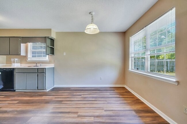 Building Photo - 1501 Woodcrest Cir