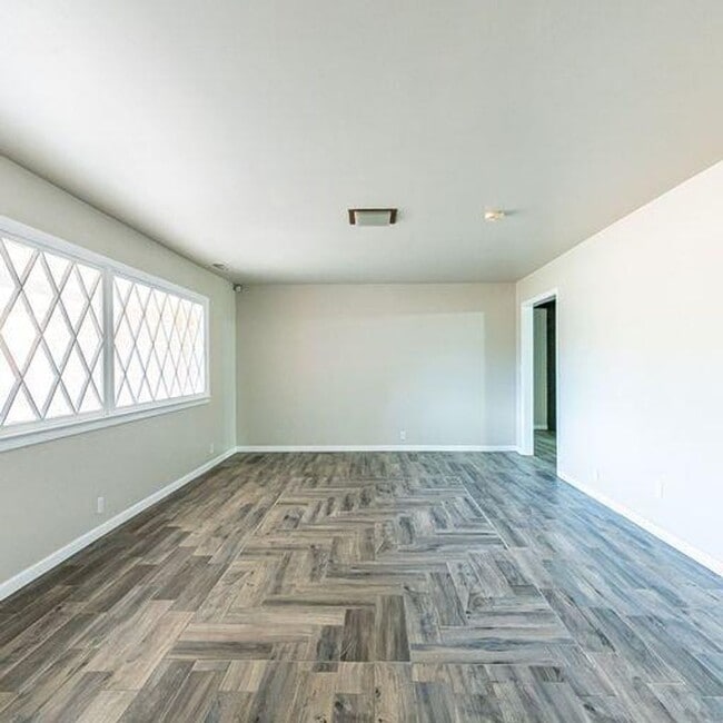 Building Photo - Room to Grow! Spacious, Remodeled 3/2/2 in Great Location!