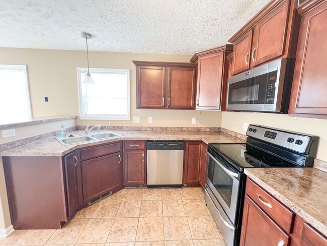 Building Photo - 3 Bedroom 2 Bathroom Home