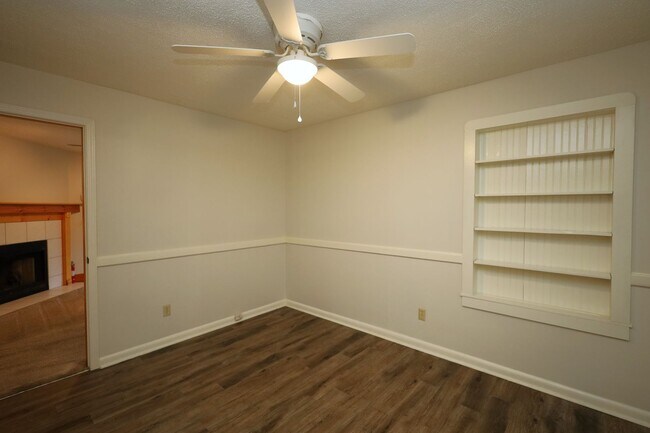 Building Photo - 818 Stillwater Dr