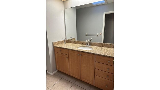 Building Photo - 4644 La Jolla Dr