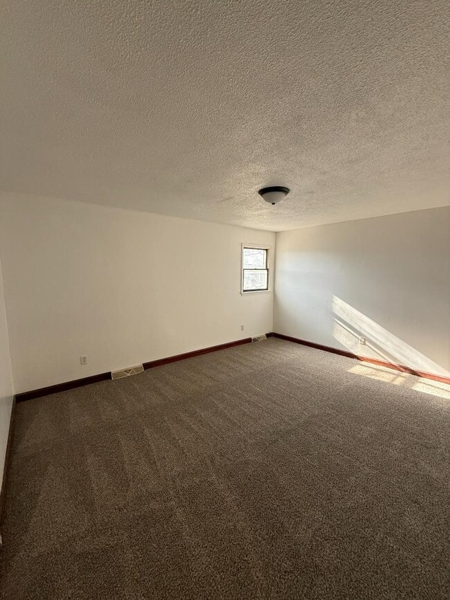 Building Photo - 2305 Southridge Dr