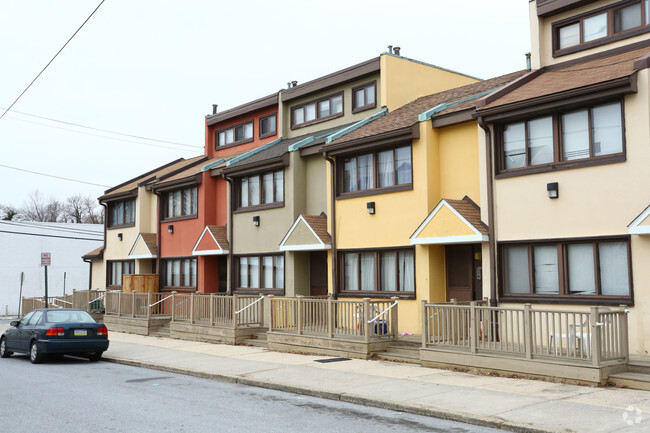 Building Photo - Locust Court