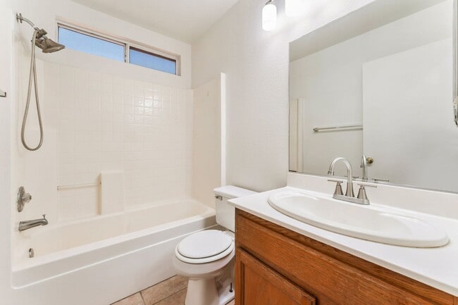 Building Photo - Charming Single-Story Living with Spacious Comfort!