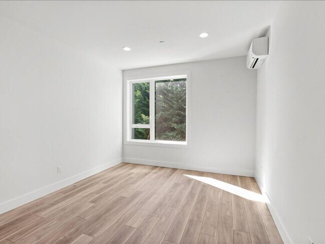 Building Photo - Beautiful Greenwood Townhome with Rooftop ...