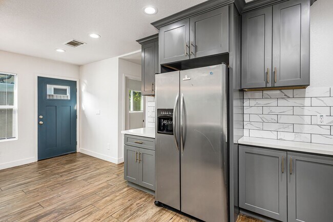 Building Photo - 7401 Valaria Dr