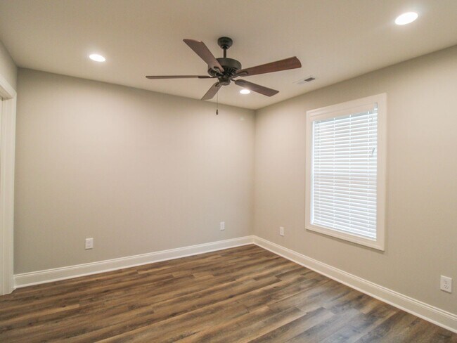 Building Photo - Nice Townhome in Athens City! $250 Amenity...