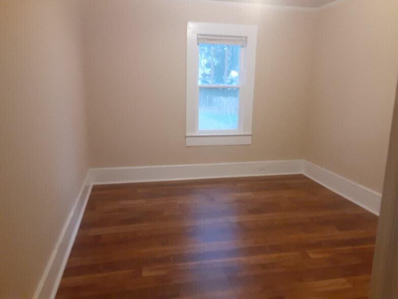 Dining Area/Office/Study Area (Bonus Area) - 447 Johnson Ave