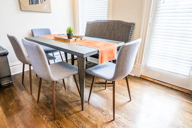 Building Photo - Updated 3Bd 2Bth Condominium in the Heart ...