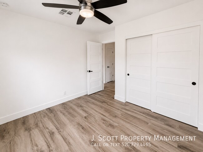 Building Photo - 6531 N 83rd Ln