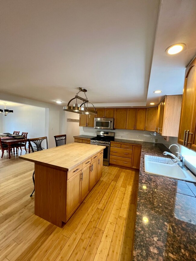 Building Photo - Charming 3-Bedroom Home in Fairbanks / Pet...