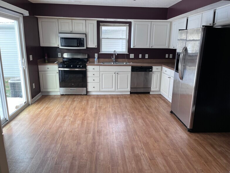 Building Photo - 2395 Maple Hedge Way