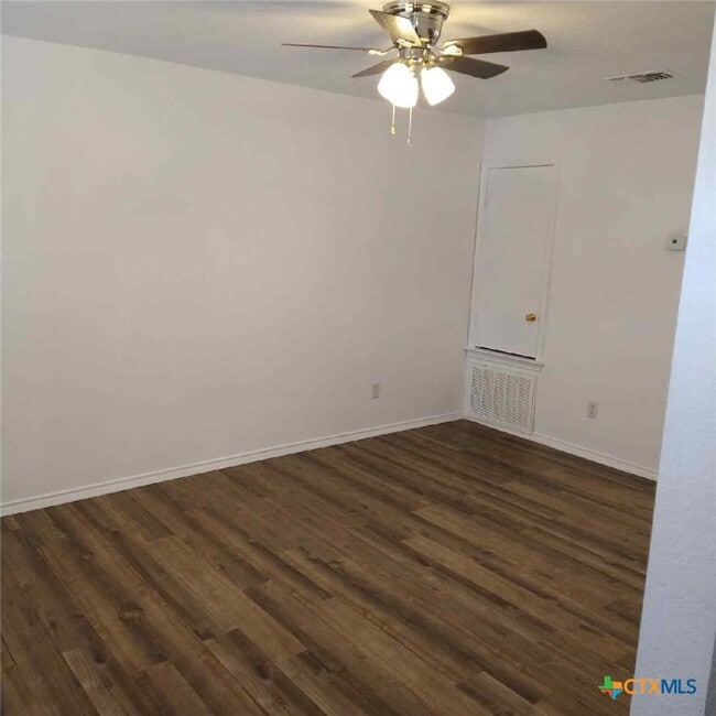 Building Photo - 105 Valley Cir