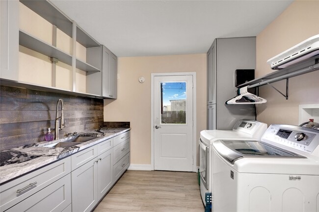 Building Photo - 201 E Oak St