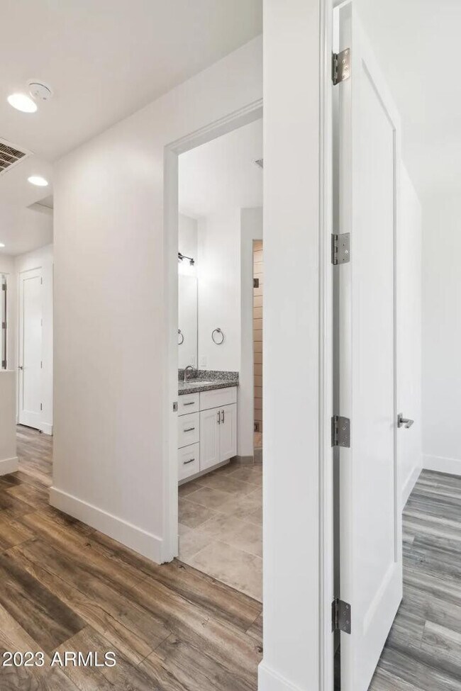 Building Photo - 902 W Hazelwood St