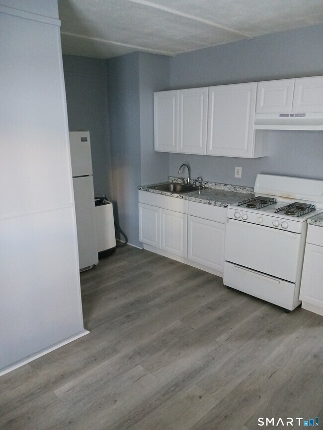 Building Photo - 28 Crescent St