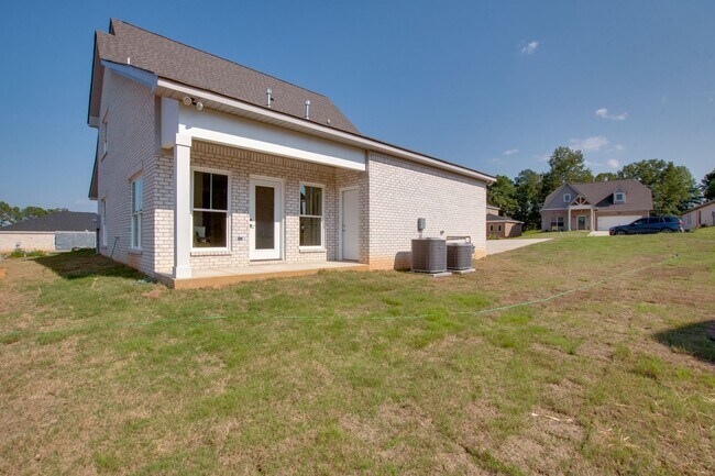 Building Photo - Brand NEW Adorable Craftsman!!!!