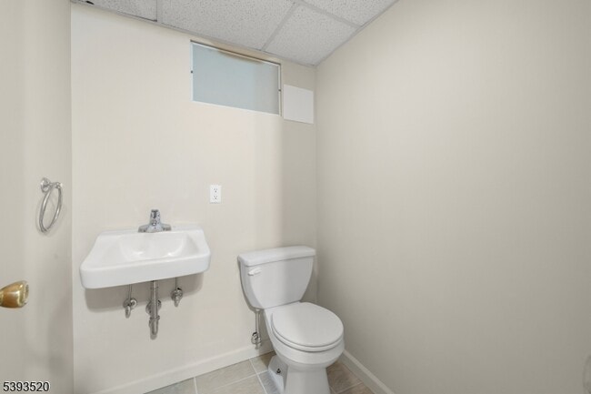 Building Photo - 4 Meadowbrook Rd