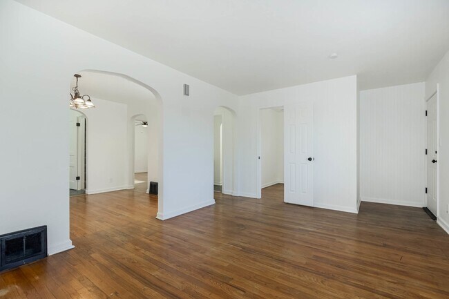 Building Photo - Charming 4-Bedroom Home in Kansas City, MO...