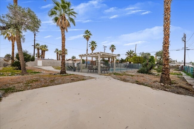 Building Photo - 3 Bed / 2 Bath Home with Two-Car Garage, Laundry and a Storage Shed/Work Space