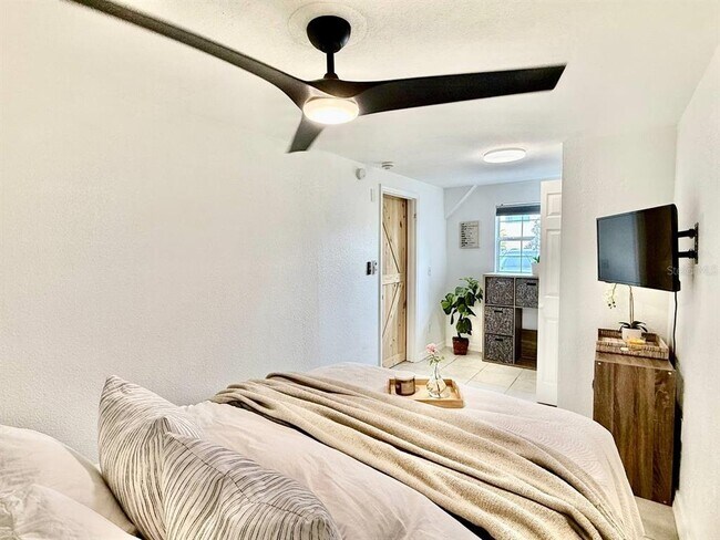 Building Photo - 2575 S Himes Ave