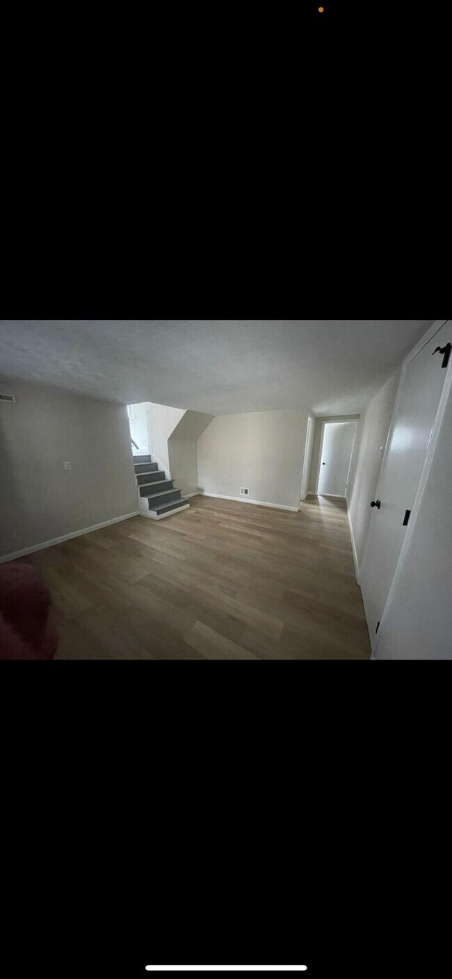 Building Photo - 206 Ava Ave