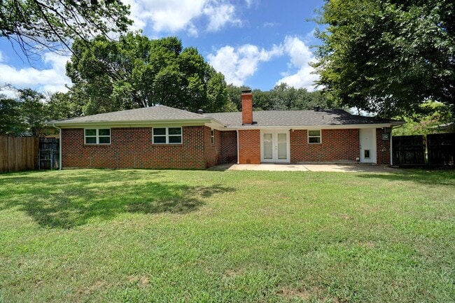 Building Photo - Updated 3 Bedroom / 2 Bathroom