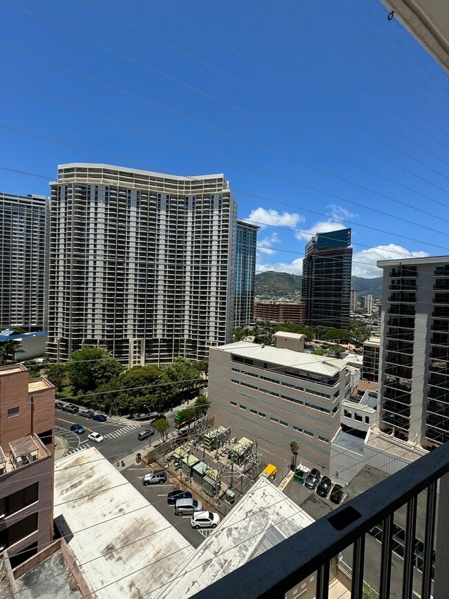 Building Photo - Partially Furnished Studio in Waikiki