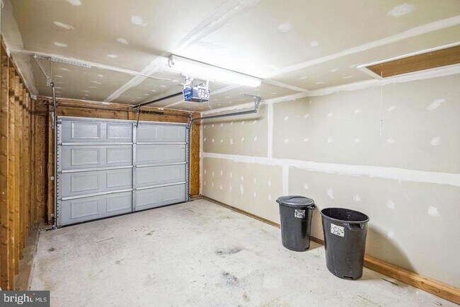 Building Photo - 102 Hunter's Way