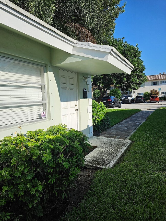 Building Photo - 2120 NE 41st St
