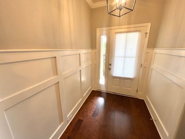 Building Photo - Spacious 4 bedroom, 3 bathroom single fami...