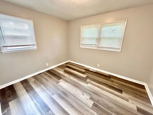 Building Photo - Lovely 3 Bedroom, 1.5 Bath with bonus room Available Now!- $1350 with a one-year commitment and t...
