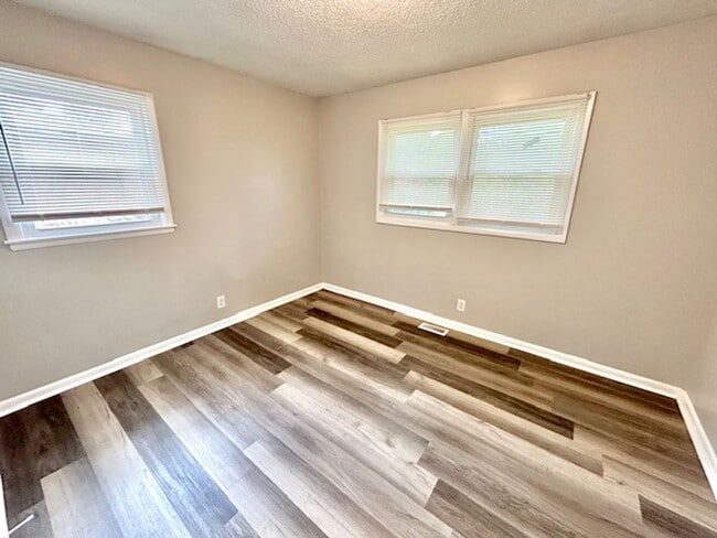 Building Photo - Lovely 3 Bedroom, 1.5 Bath with bonus room Available Now!-$1,500 with a one-year commitment and t...