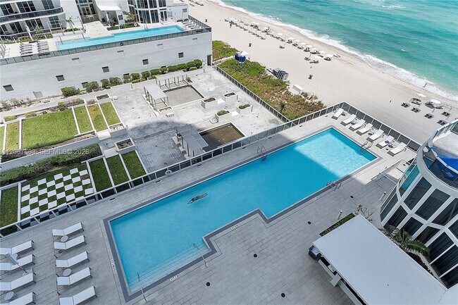 Building Photo - 15811 Collins Ave