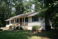 Building Photo - Great location with Fenced-In Yard