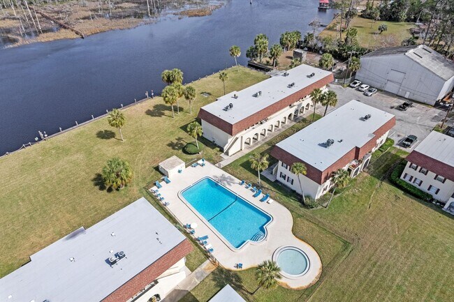 Building Photo - Your waterfront escape awaits!