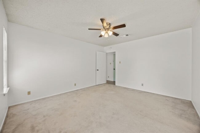 Building Photo - 800 Central Dr