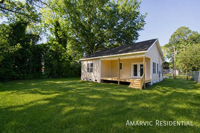 Building Photo - 621 Singletary St SE