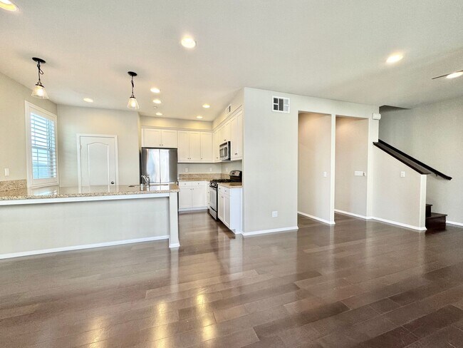 Building Photo - Newer Built Townhome with Solar in Gated Community! Pet-Friendly!